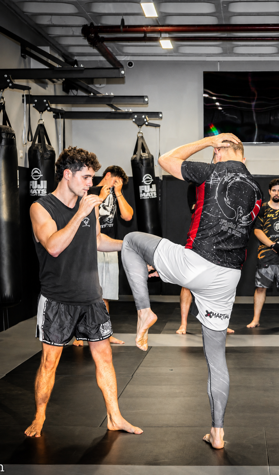 אימון בעיטות וברכיים באגרוף תאילנדי ב-Fight Lab תל אביב