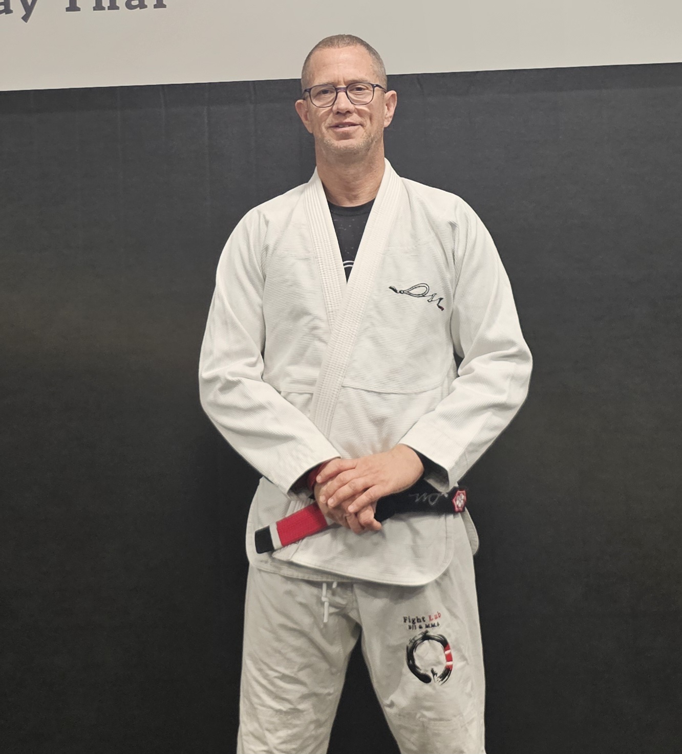 מאמן Fight Lab בגי של ג'יו ג'יטסו ברזילאי עם חגורה שחורה