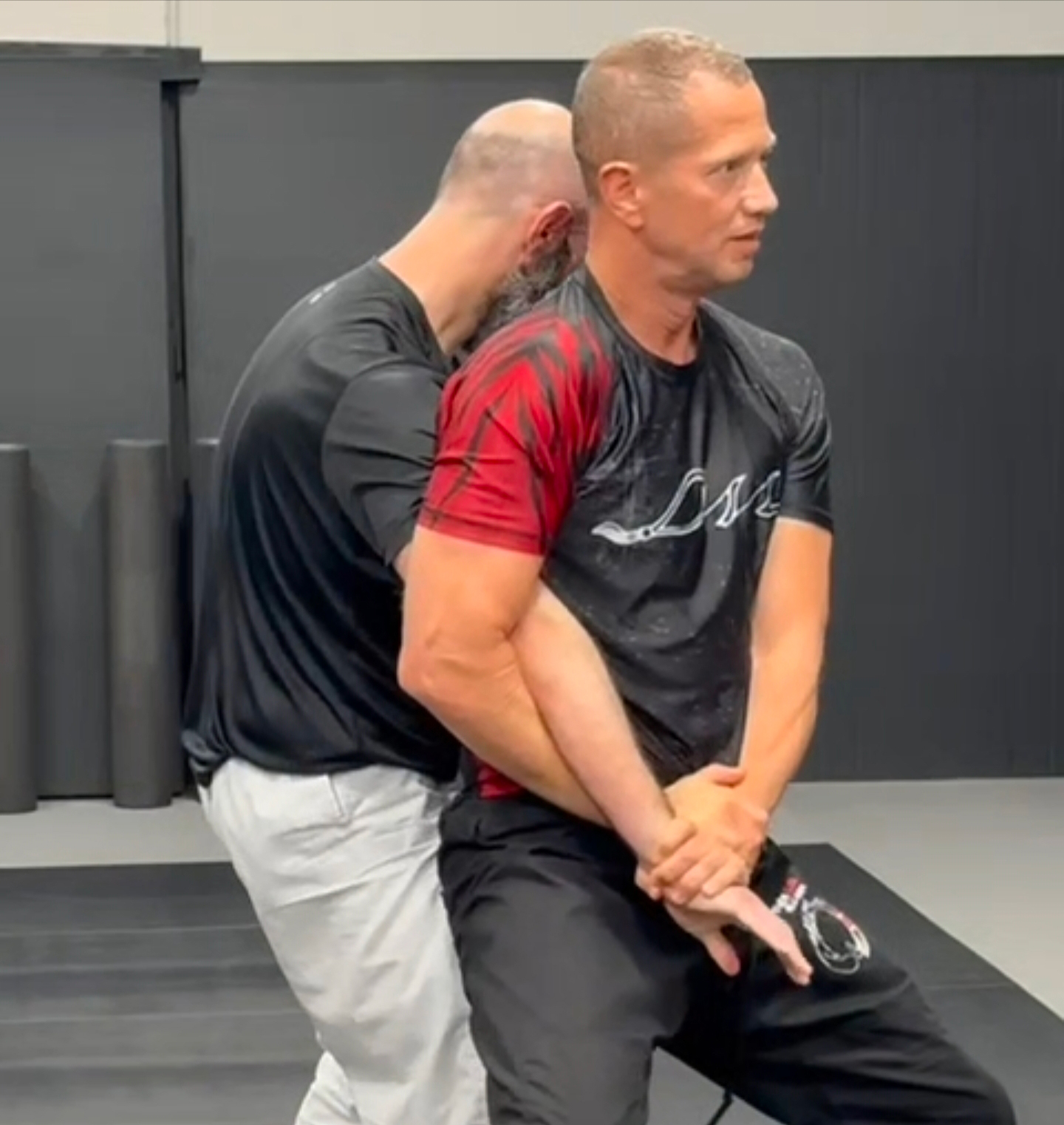 תרגול שליטה ויציאה ממצבי קרקע ב-Fight Lab